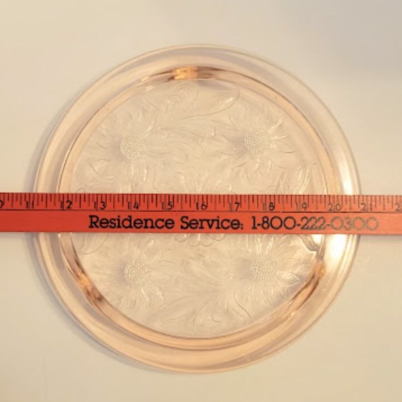 VTG PINK DEPRESSION GLASS 10" ROUND CAKE PLATE WITH 3 FEET FLORAL DESIGN PRESSED - Picture 4 of 4